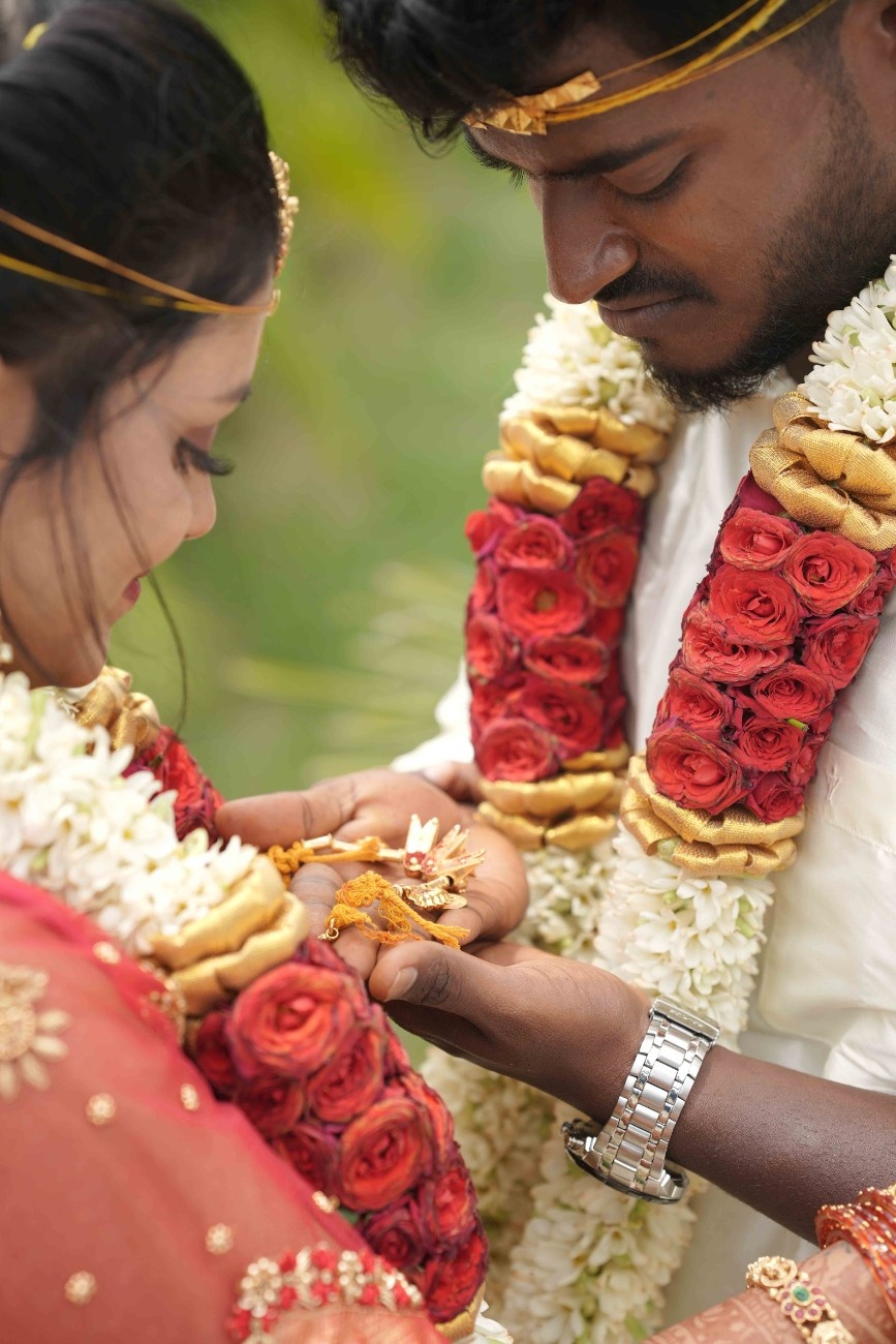 Pre-wedding couple portrait Chennai - Romantic couple photoshoot