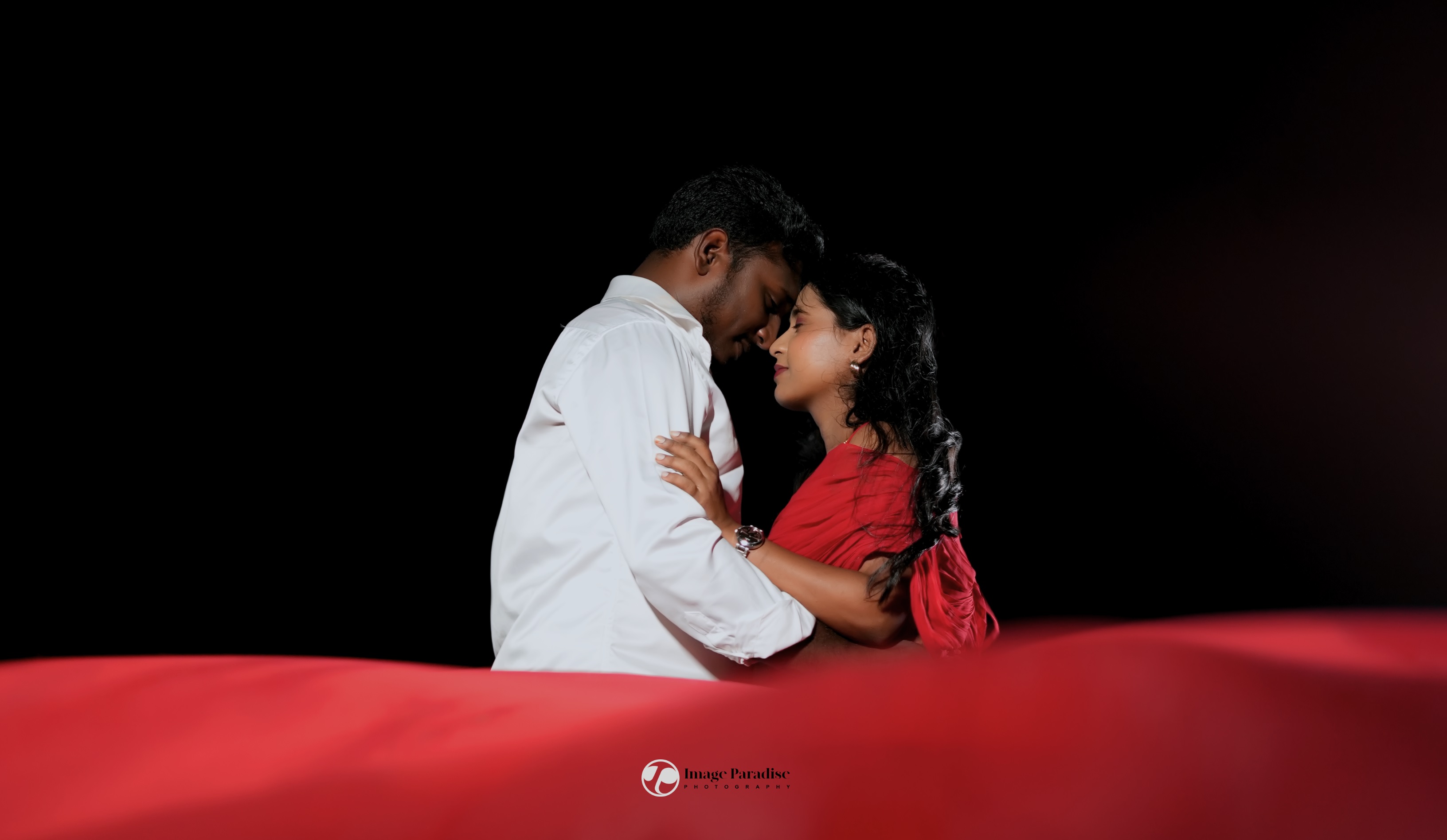 Engagement photography couple Chennai - Romantic pre-wedding photos at garden